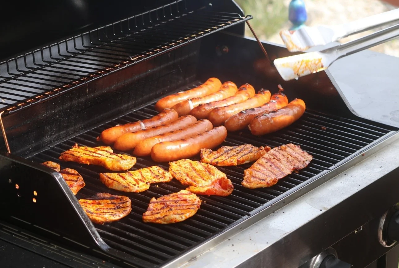Kiełbasa na grillu.
