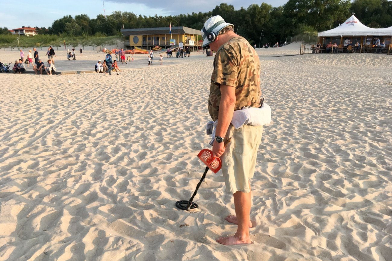 Poszukiwanie skarbów z wykrywaczem metali.