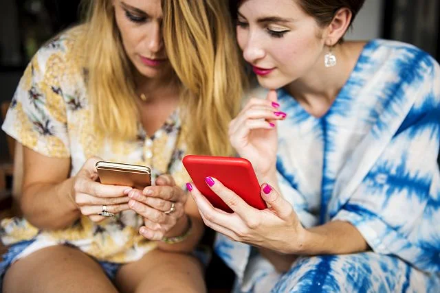 Każdy użytkownik smartfona ma przypisany do telefonu unikalny numer reklamowy. I niewiele osób wie, że może zablokować jego identyfikację.