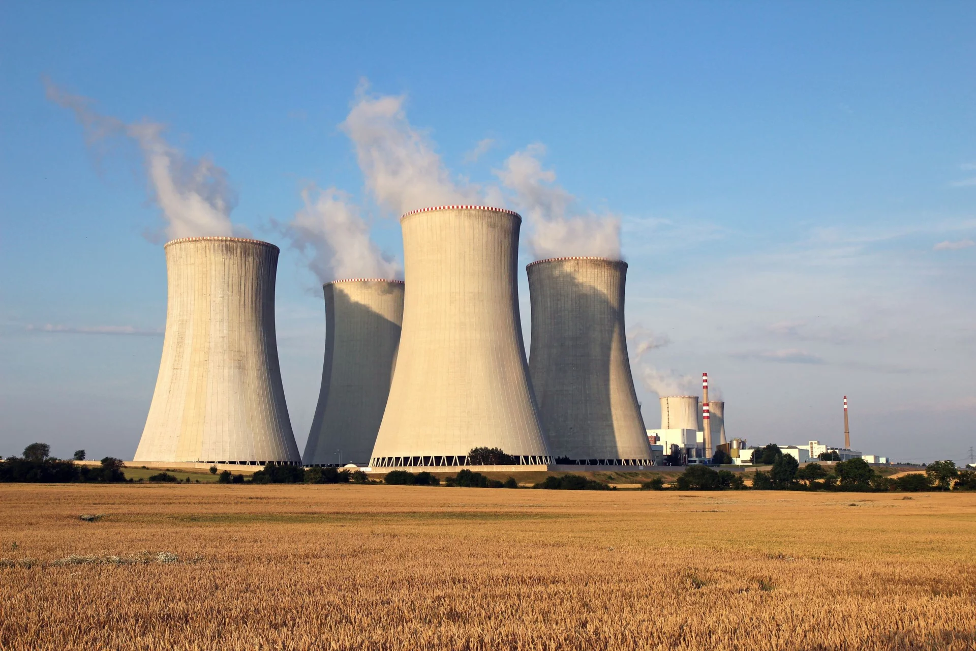 Resort energii ujawnił, że dwie elektrownie atomowe powstaną na północy i w centralnej Polsce.
