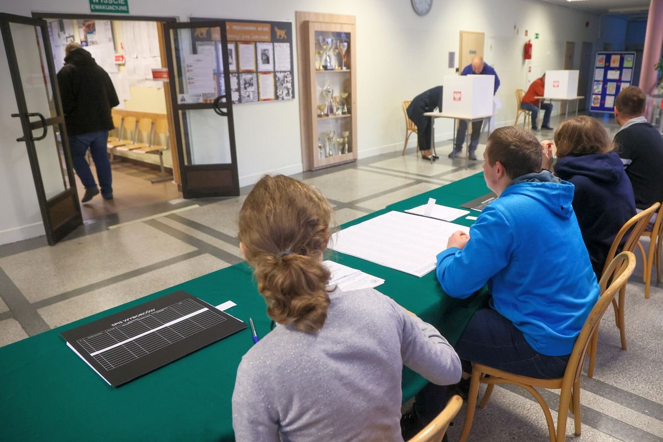 W komisjach wyborczych pracowało ok. 260 tysięcy osób.