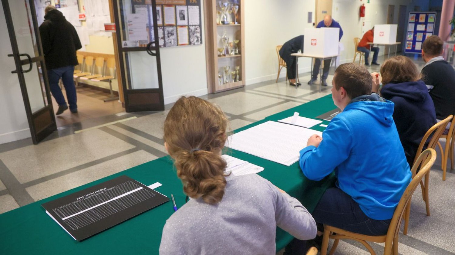 W komisjach wyborczych pracowało ok. 260 tysięcy osób.