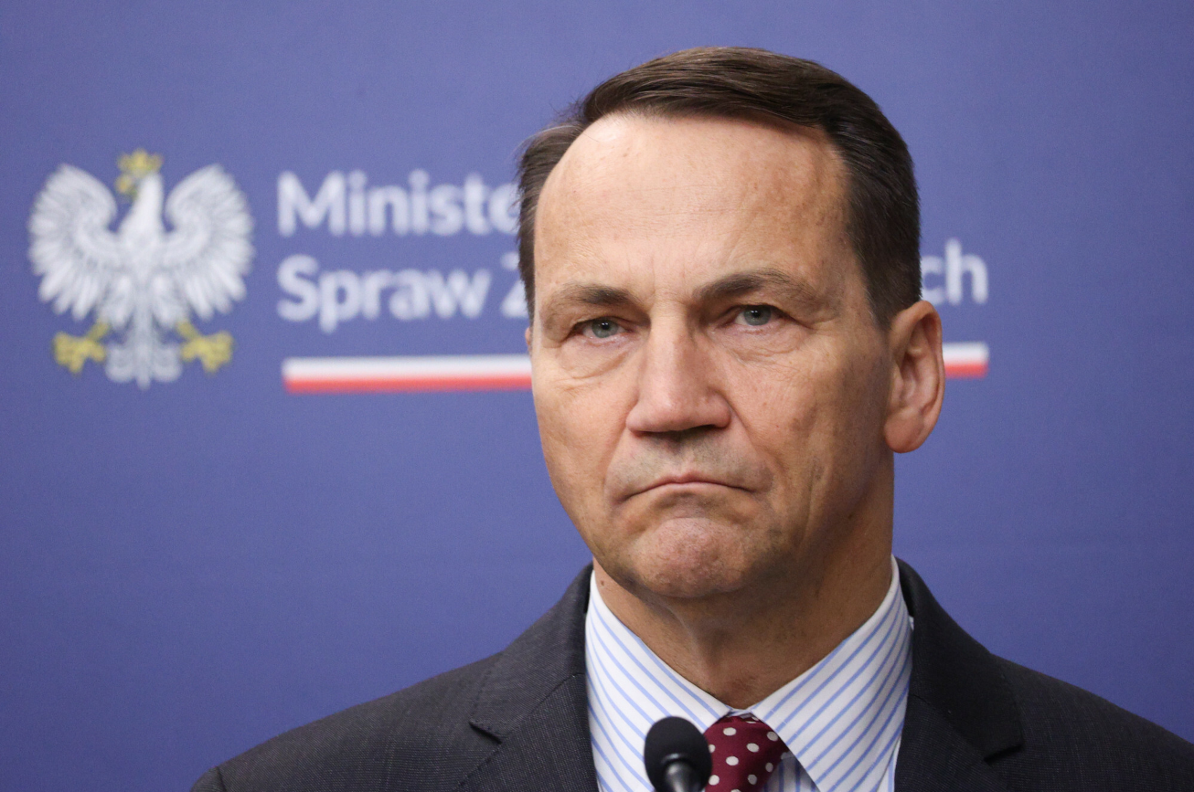 Radosław Sikorski prowadzi rozmowy z MSZ Chin w kontekście cła na elektryki i wojny na Ukrainie