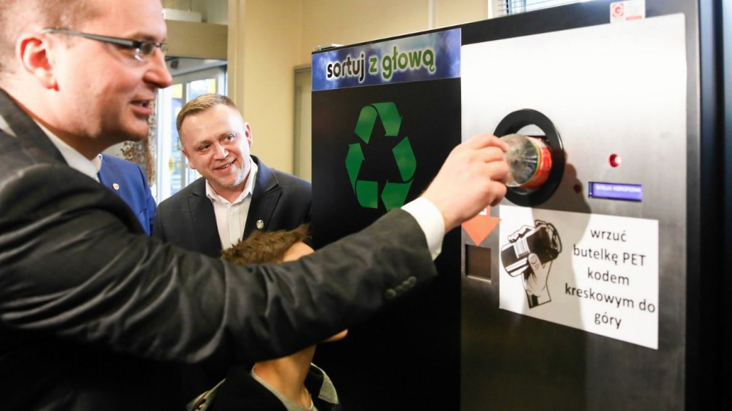 Automat do zwrotu plastikowych butelek zniknął z Urzędu Miasta. Bezdomni wyjęli z niego wszystkie pieniądze.