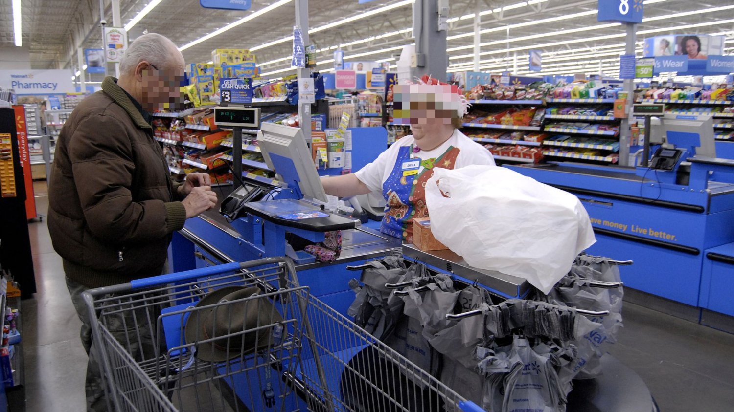 Śmierć swoich pracowników potwierdzili m.in. sieci Walmart i Giant.