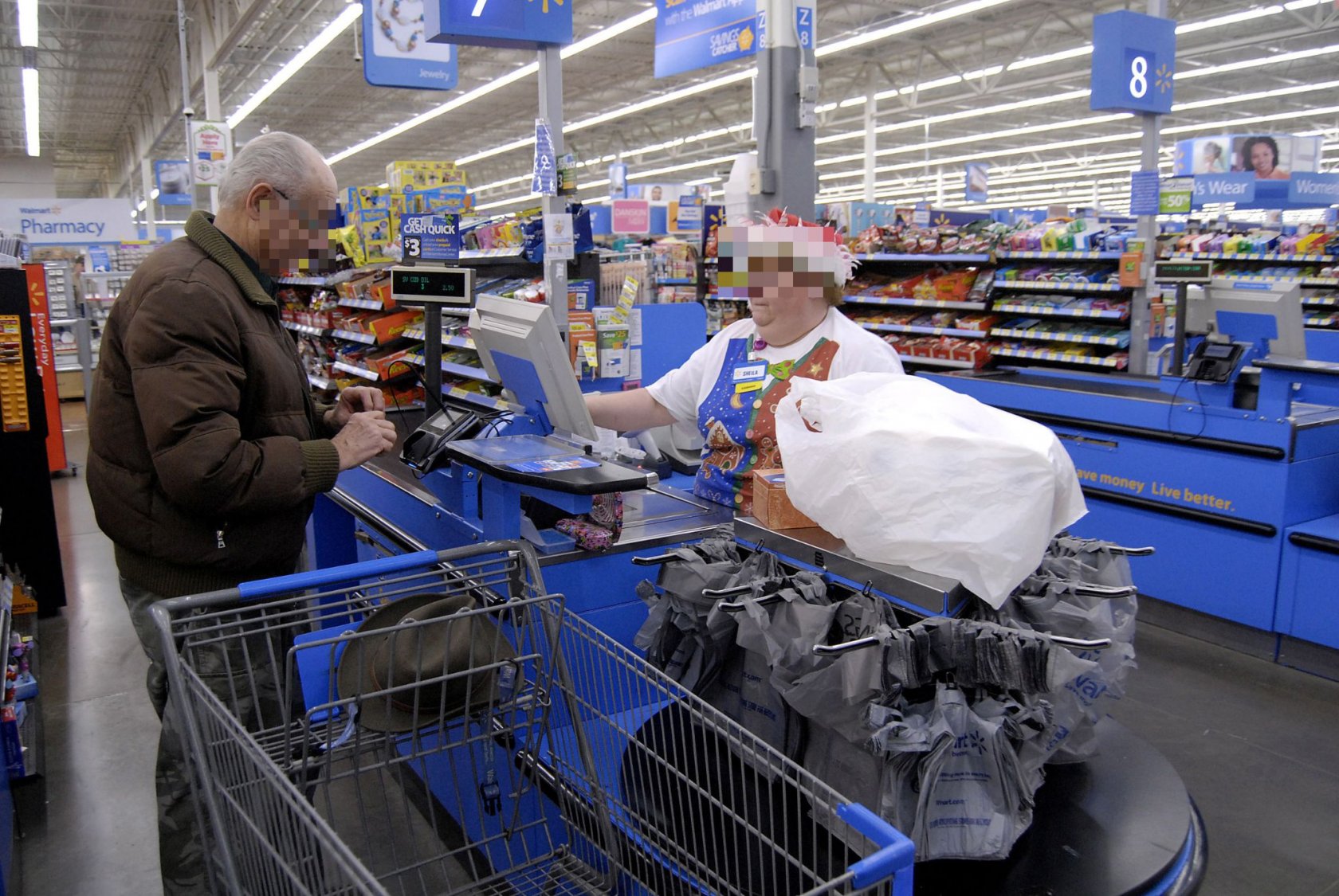 Śmierć swoich pracowników potwierdzili m.in. sieci Walmart i Giant.