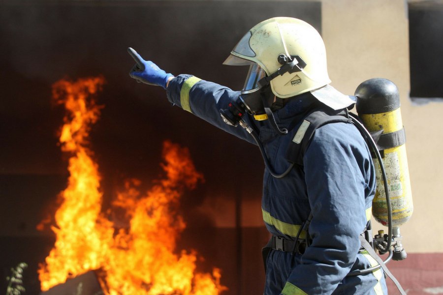 Grecki strażak podczas ćwiczeń w Salonikach. Służby pozostają od lat niedoinwestowane, mimo świadomości zagrożenia.