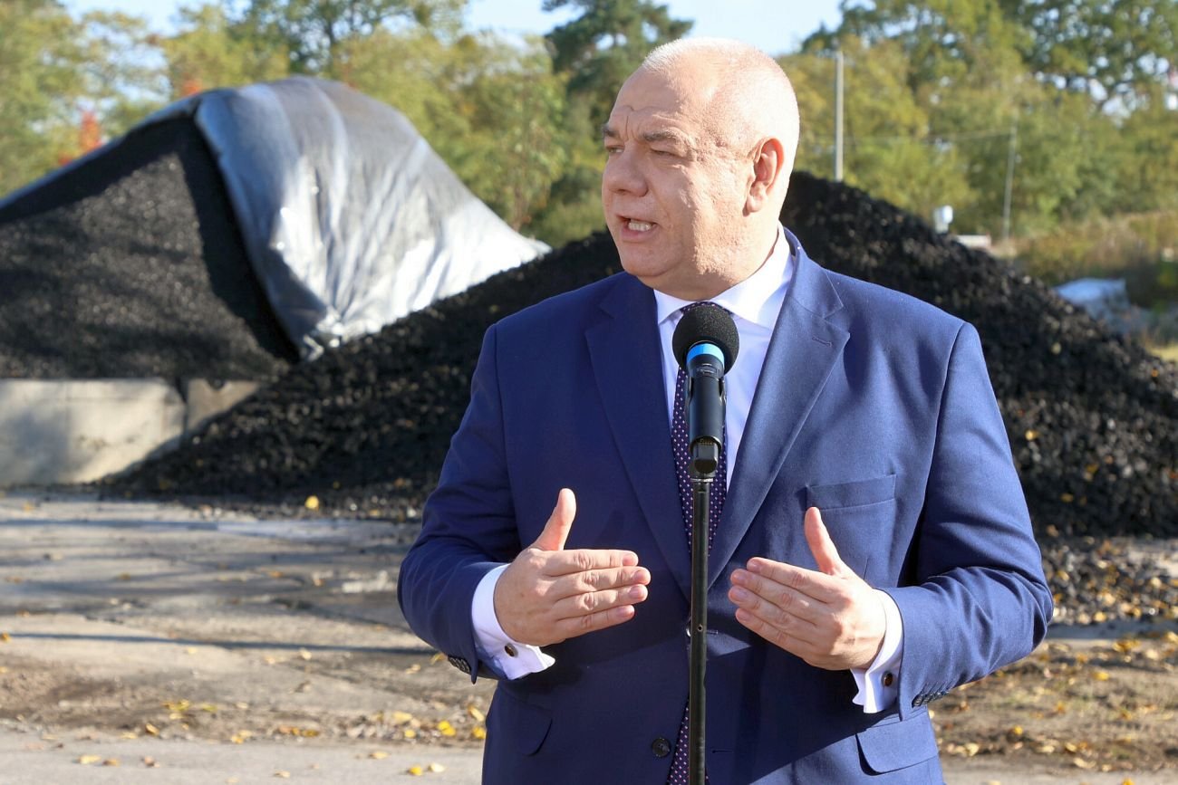 Jacek Sasin najpierw kupował węgiel (na zdjęciu na tle kolumbijskiego węgla na składzie w Otwocku), teraz chce kupić całą kopalnię.