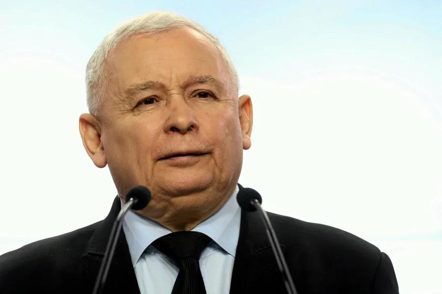 Do polityki nie idzie się dla pieniędzy - to motto prezesa PiS, Jarosława Kaczyńskiego, przyświeca kampanii na rzecz cięcia pensji polityków i samorządowców.
