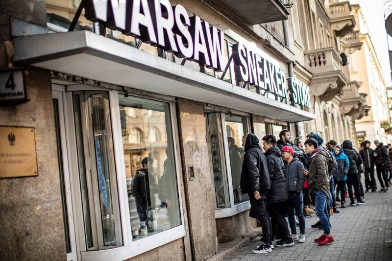 Tłumy pod Warsaw Sneaker Store to już wieloletnia tradycja. Tu premiera sprzed paru lat, nie zjazd antymaseczkowców.