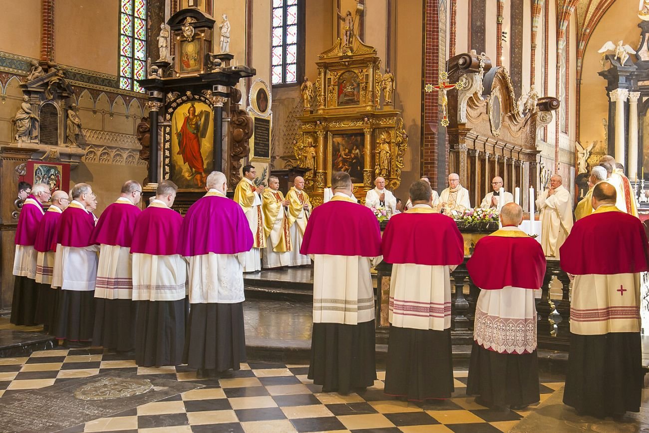 W 2024 roku państwo wyda na dopłaty do księżowskich składek i emerytur ponad ćwierć miliarda złotych