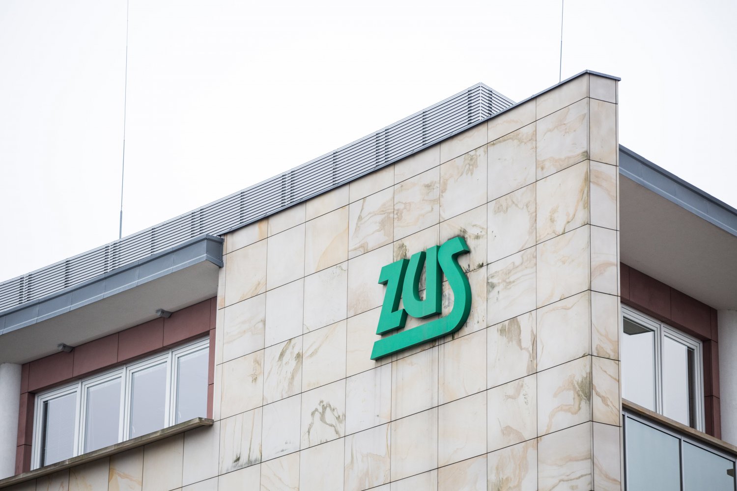 Zwolnienie z ZUS i dodatkowe postojowe to kolejne instrumenty wsparcia dla firm.