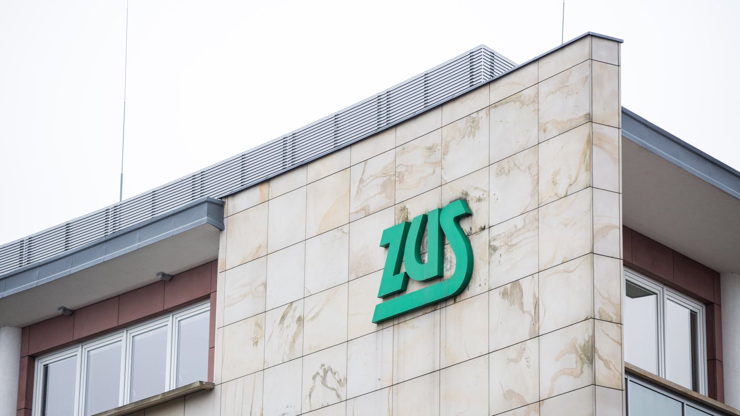 Zwolnienie z ZUS i dodatkowe postojowe to kolejne instrumenty wsparcia dla firm.