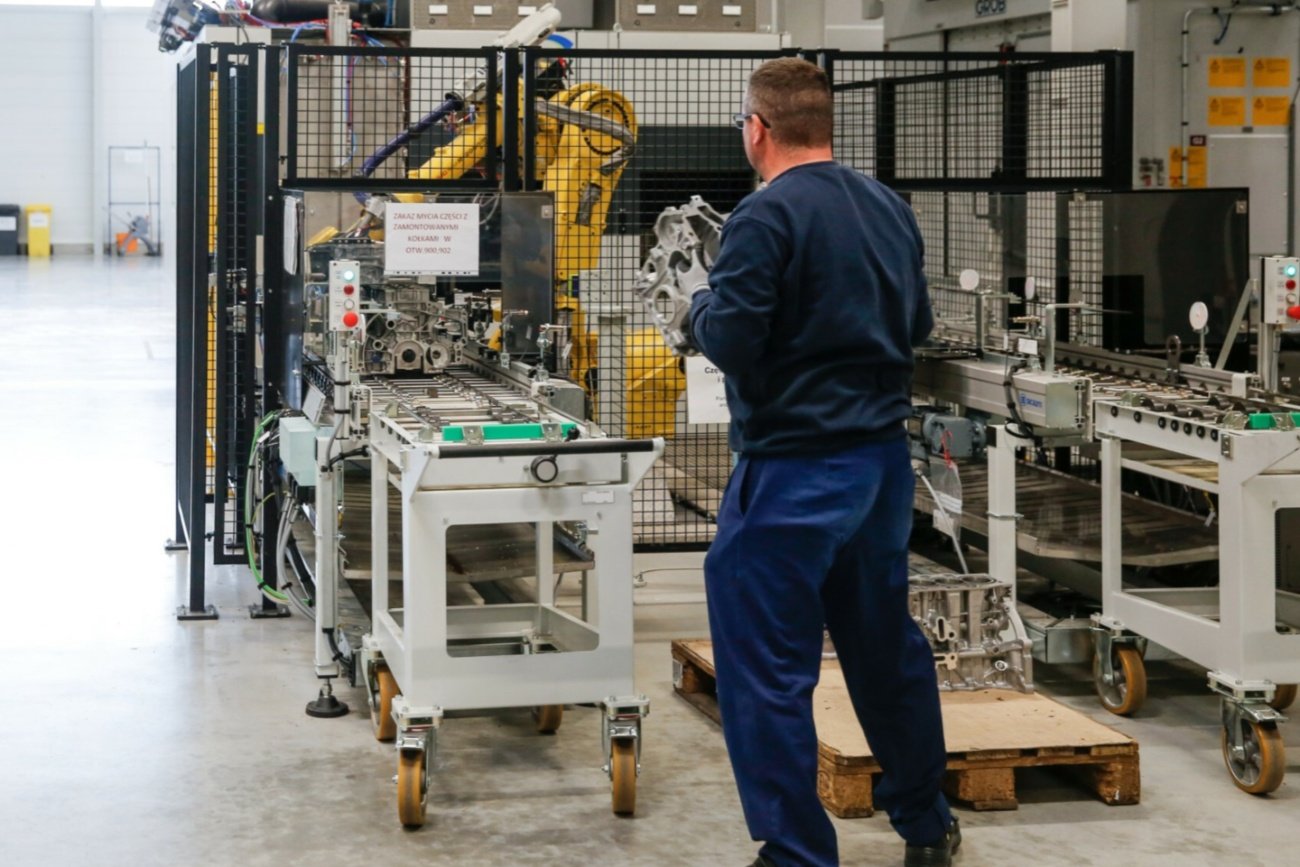 Pracownik fabryki, silniki samochodowe.