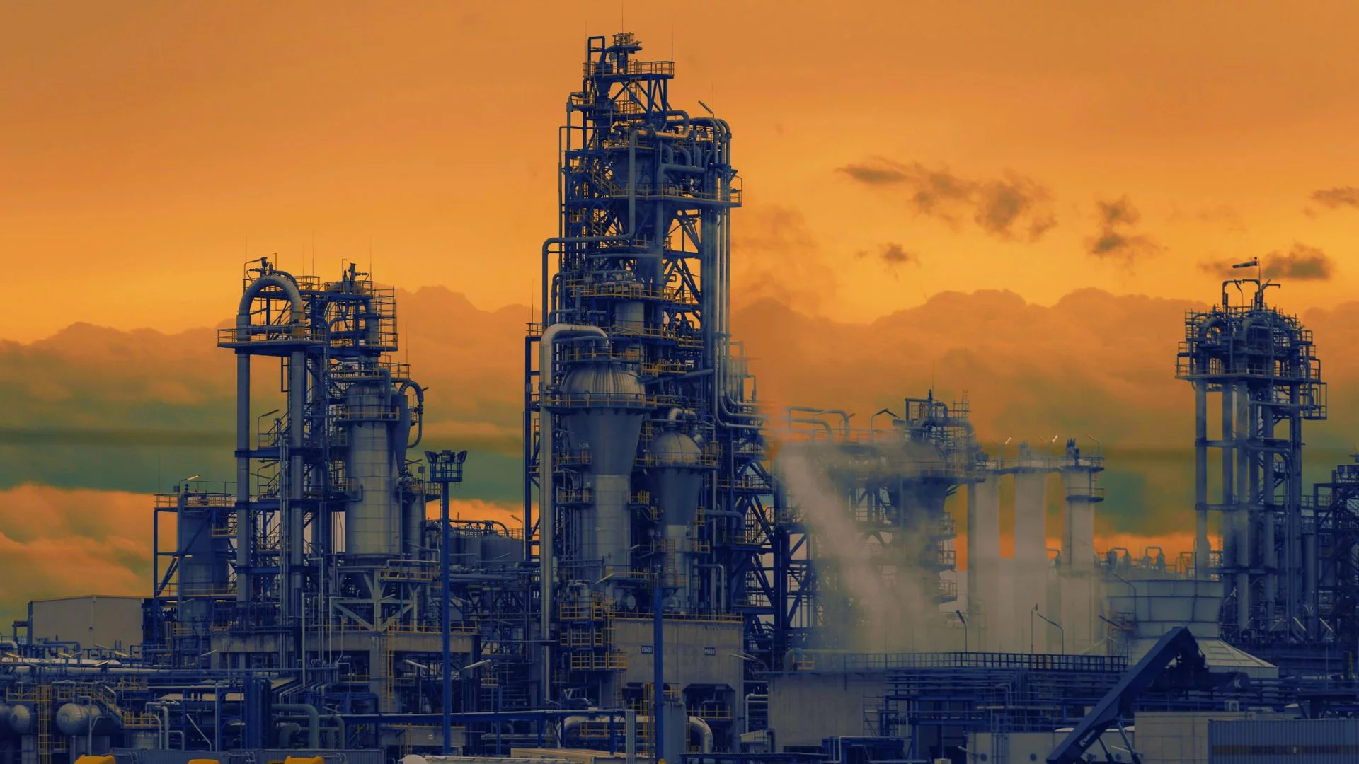 Rafineria o zmroku.