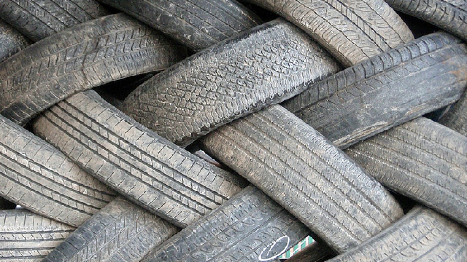 Polska firma chce wyprodukować asfalt z opon