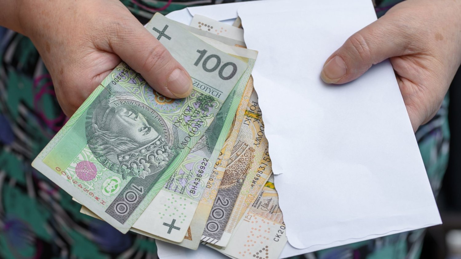 Trzynasta emerytura coraz bliżej. Ale wielu seniorów obejdzie się smakiem. Kobieta liczy pieniądze - otrzymaną emeryturę.