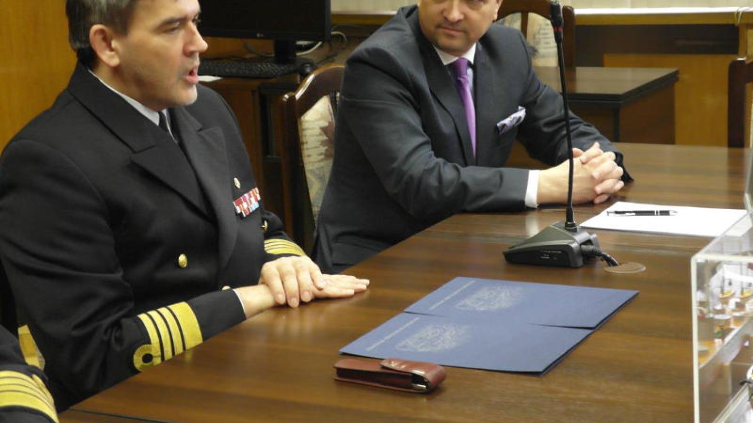 Rektor AMW komandor prof. dr hab. Tomasz Szubrycht i prezes Thales Polska Paweł Piotrowski podpisali porozumienie o współpracy