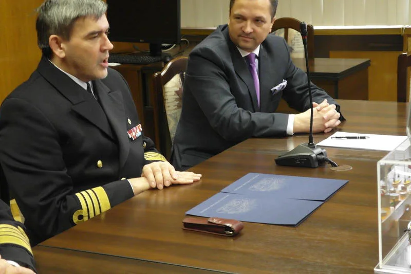 Rektor AMW komandor prof. dr hab. Tomasz Szubrycht i prezes Thales Polska Paweł Piotrowski podpisali porozumienie o współpracy