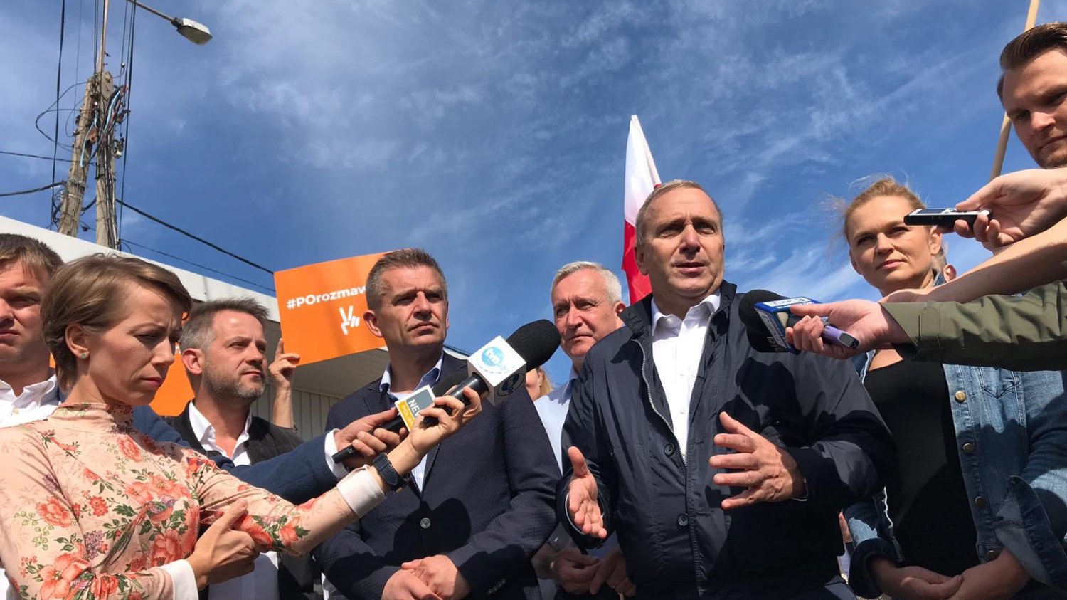 Grzegorz Schetyna jeździ po podlaskich miejscowościach w ramach sztabu wyborczego. Dziś odwiedził białostocki bazar.