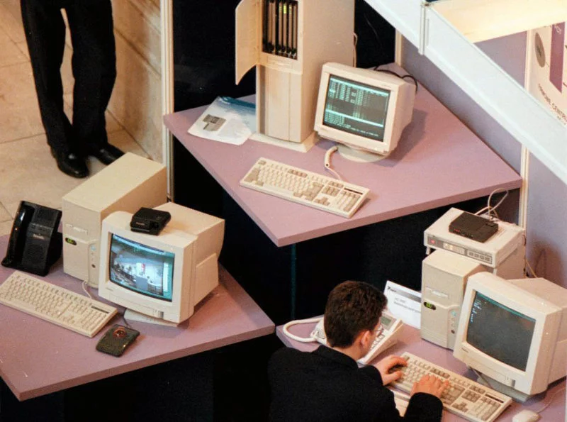 Targi telekomunikacyjne w połowie lat 90. w Pałacu Kultury i Nauki w Warszawie. Tak informatyzowała się Polska. Dla przypomnienia, w 1998 roku w telewizji oglądaliśmy drugi sezon "Matek, żon i kochanek", a na drogach pojawił się Opel Astra II.