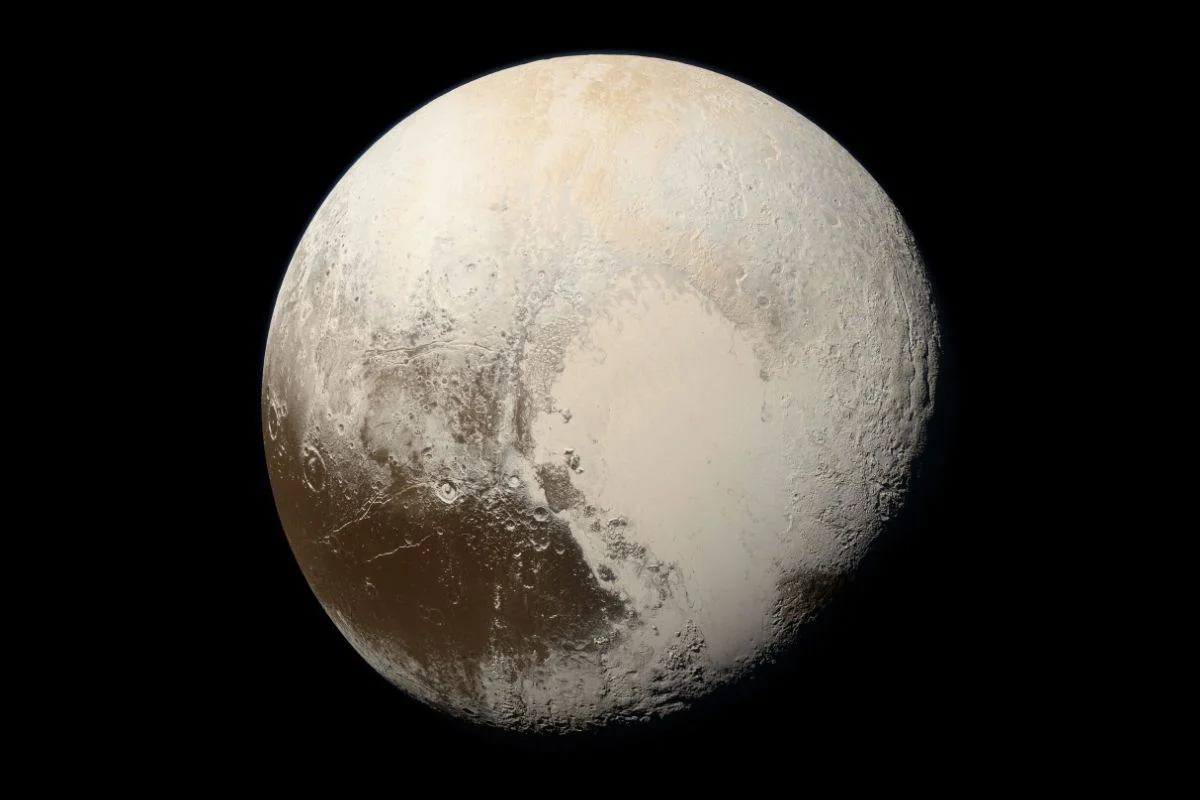 To konkretne zdjęcie Plutona opublikowane zostało trzy lata po przelocie misji New Horizons, kiedy naukowcy mieli czas porządnie przetworzyć otrzymane dane.
