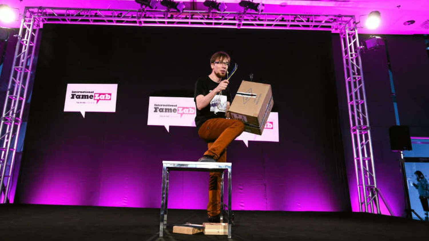 Naukowcy na FameLab uczą się mówić "po ludzku". Na zdjęciu jeden z półfinalistów konkursu w 2015 roku