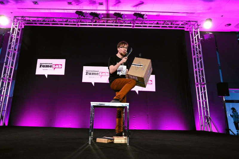 Naukowcy na FameLab uczą się mówić "po ludzku". Na zdjęciu jeden z półfinalistów konkursu w 2015 roku