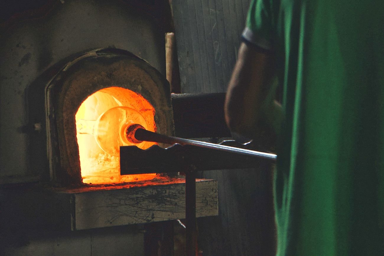 Obecnie w hutach szkła temperaturę odpowiednią do topienia szkła zapewnia gaz