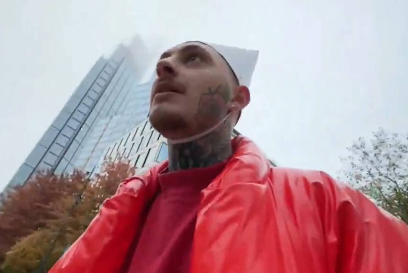 Patoinfluencer głosi antypolskie hasła, dokonuje aktów wandalizmu i zakłóca porządek publiczny.