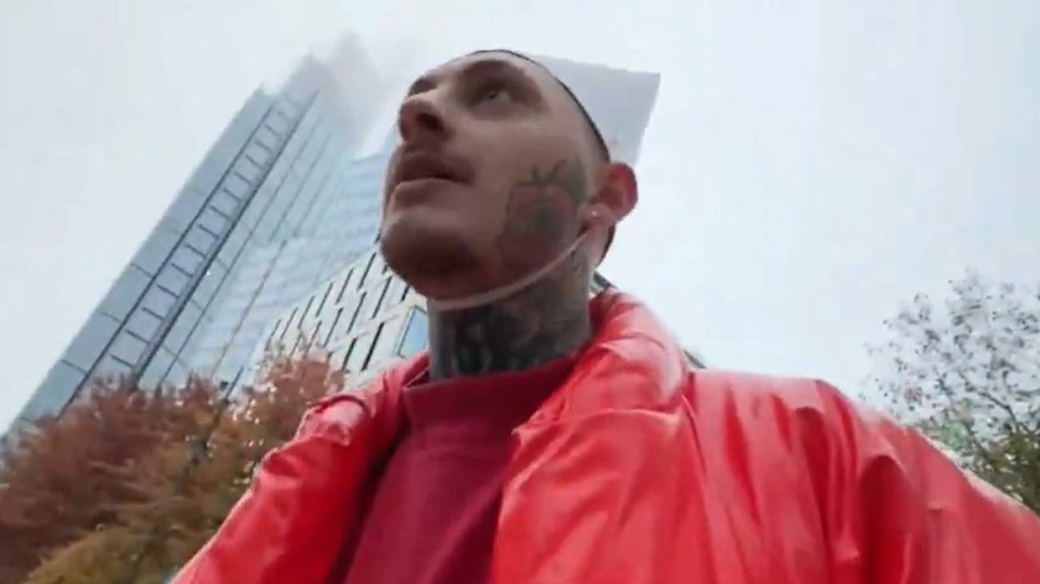 Patoinfluencer głosi antypolskie hasła, dokonuje aktów wandalizmu i zakłóca porządek publiczny.