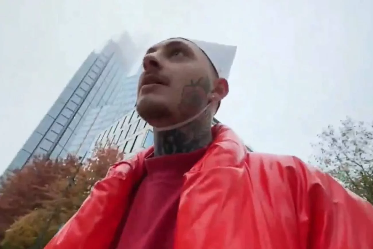 Patoinfluencer głosi antypolskie hasła, dokonuje aktów wandalizmu i zakłóca porządek publiczny.