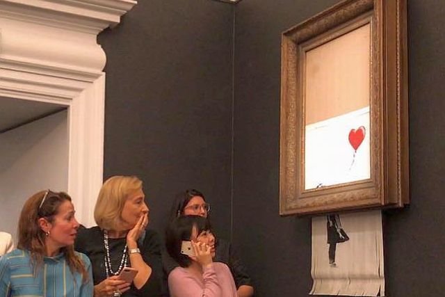 Mechanizm niszczarki się zaciął. "Dziewczynka z balonikiem" miała zostać zniszczona w całości.