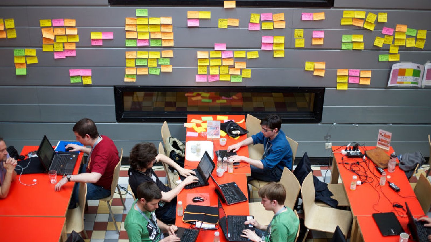 Duże firmy lub społeczności co roku organizują duże, międzynarodowe hackathony. Na zdjęciu: Wikimedia Hackathon.