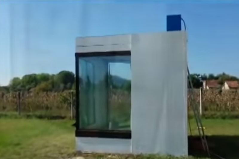 Dom ogrzewany wyłącznie wodą? Matyas Gutai udowodnił, że to możliwe. Niestraszny mu nawet mróz.