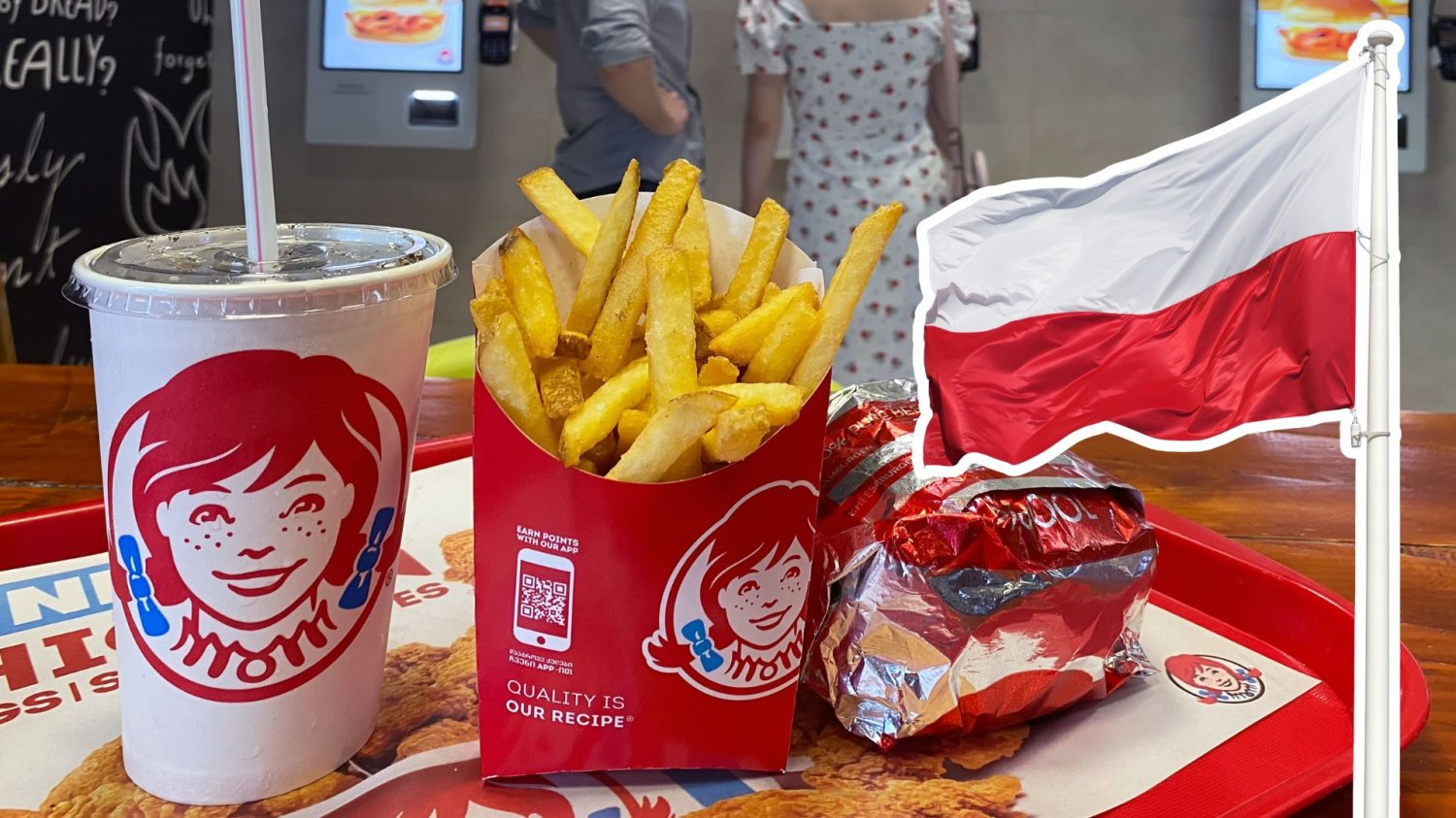 Wendy’s wchodzi do Polski. Warszawa obejdzie się smakiem, pierwszy lokal powstanie gdzie indziej Napój, frytki i burger w Wendy’s, flaga Polski.