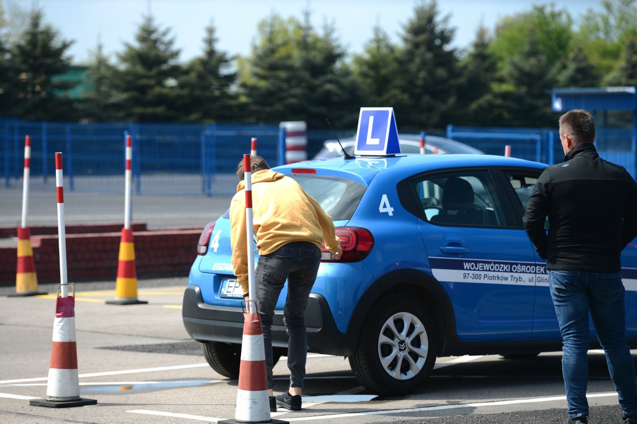 Ministerstwo Infrastruktury planuje zmiany. Chce umożliwić zdobycie prawa jazdy 17-latkom.