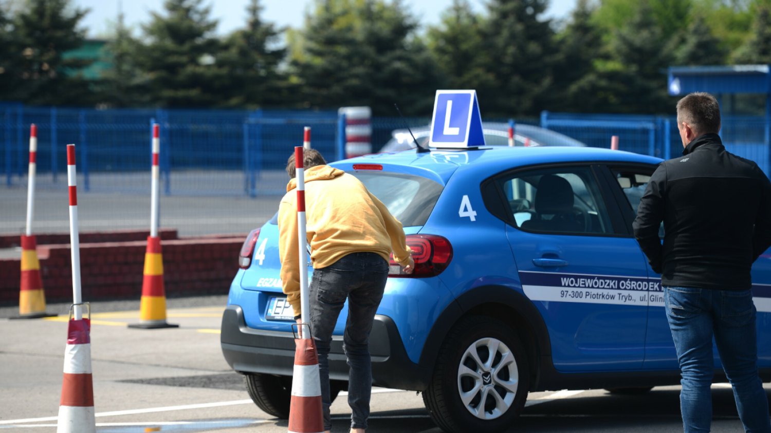 Ministerstwo Infrastruktury planuje zmiany. Chce umożliwić zdobycie prawa jazdy 17-latkom.