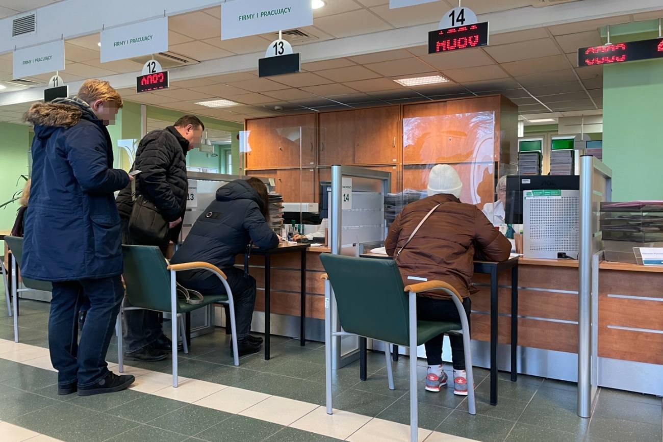 Klienci w placówce ZUS.