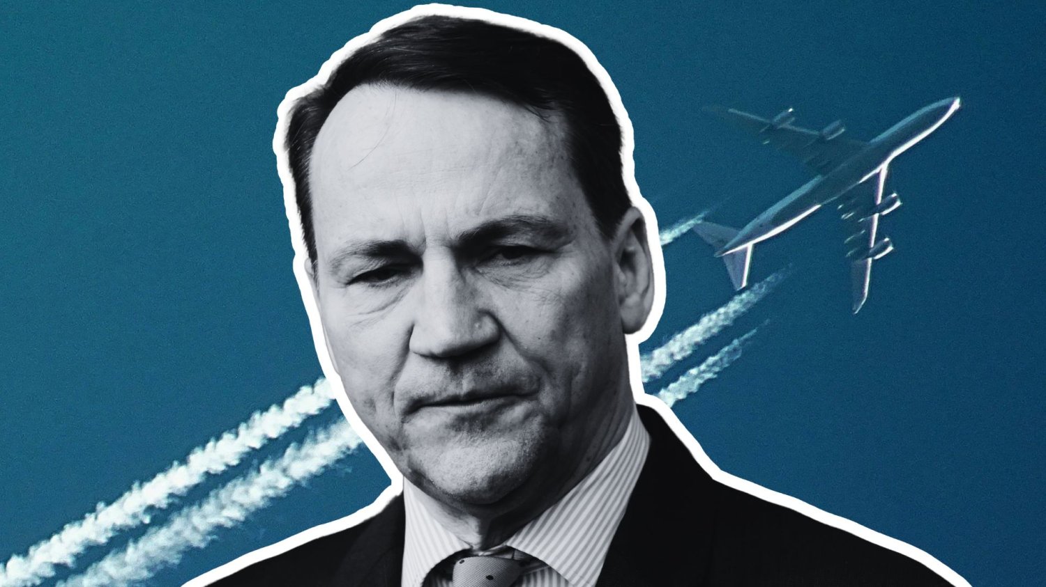 minister Radosław Sikorski na tle nieba z lecącym samolotem