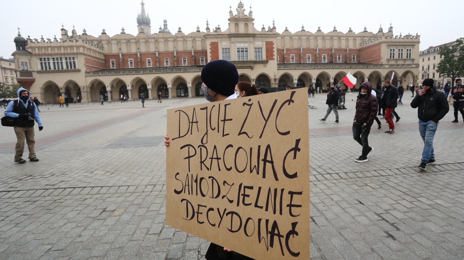 W niektórych miastach odbyły się protesty przeciw zamykaniu gastronomii.