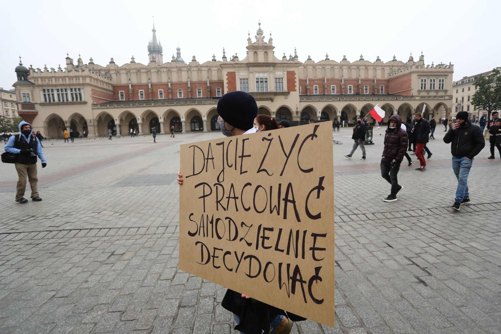 W niektórych miastach odbyły się protesty przeciw zamykaniu gastronomii.