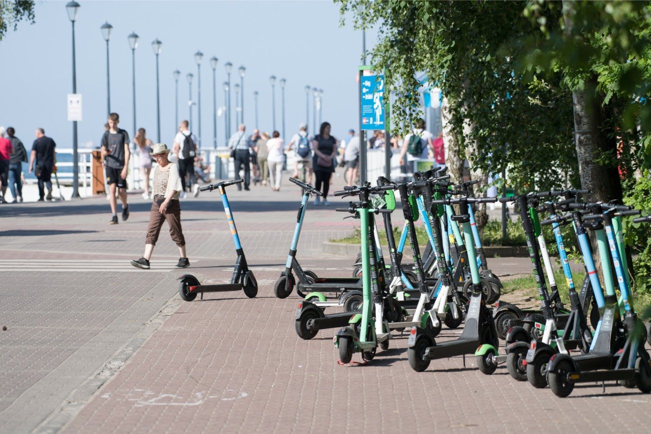 hulajnogi elektryczne zastawiające ścieżkę rowerową
