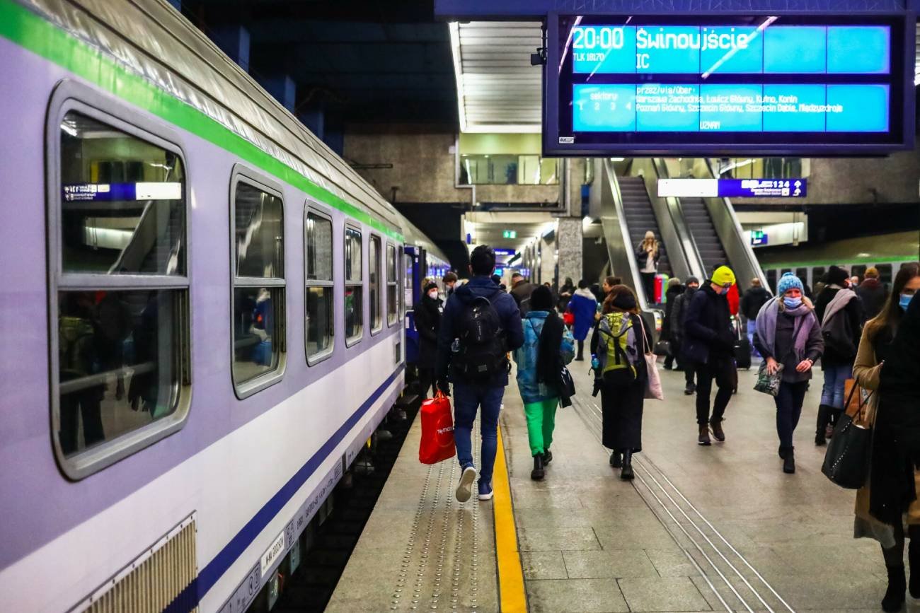 Podróżni na peronie przy pociągu