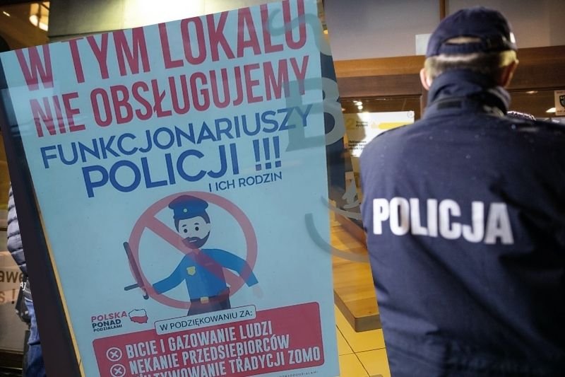 Na drzwiach toruńskiej restauracji Byczy Burger pojawił się plakat "W tym lokalu nie obsługujemy funkcjonariuszy policji"