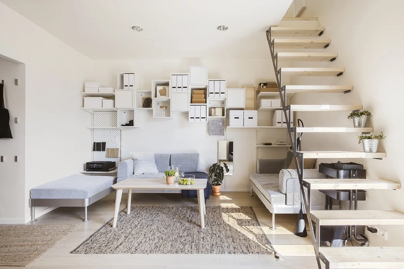 W wnętrzu SOLACE HOUSE na parterze znajdują się łazienka, kuchnia, korytarz i pokój dzienny o łącznej powierzchni użytkowej ok. 30 m2. Z kolei na antresoli zagospodarowano ok 15 m2 na sypialnię oraz garderobę.