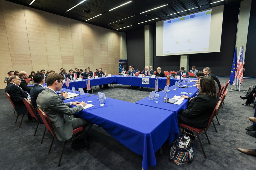 Obrady okrąłego stołu podczas EU-US Young Entrepreneurs Summit Katowice 2015