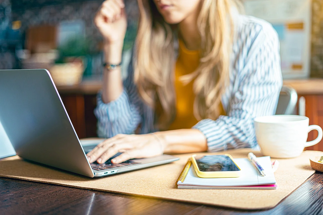 Wspólnie z marką Huawei, producentem laptopów z serii MateBook, zachęcamy do lektury krótkiego i przystępnego poradnika o tym, jak wybrać pierwszy laptop do pracy zdalnej