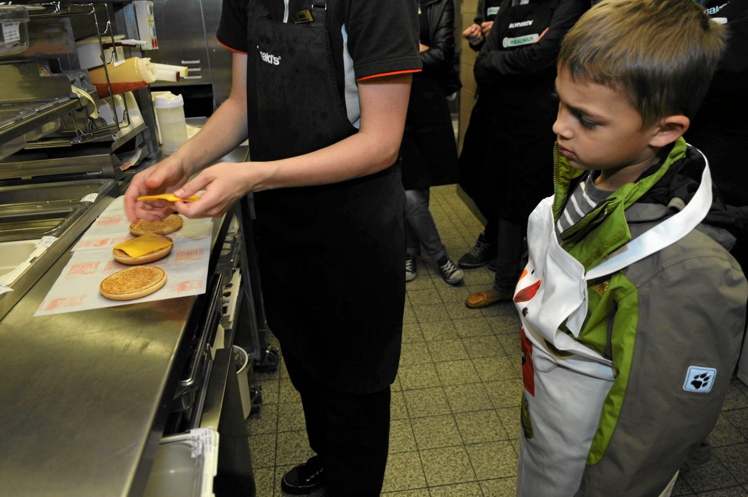 W jednym z brytyjskich lokali sieci Mcdonald's w tym samym czasie może przebywac jedynie dwojka dzieci w mundurkach szkolnych.