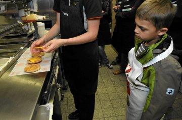 W jednym z brytyjskich lokali sieci Mcdonald's w tym samym czasie może przebywac jedynie dwojka dzieci w mundurkach szkolnych.